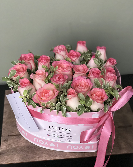 Монобукет из 25 роз в коробке "Сердечное признание" с доставкой по Астане