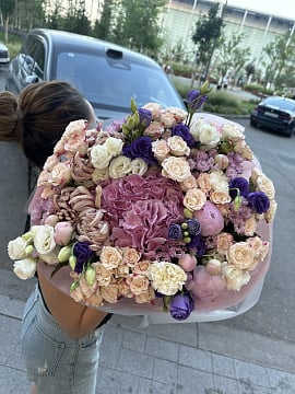 Пышный микс с гортензией и пионами