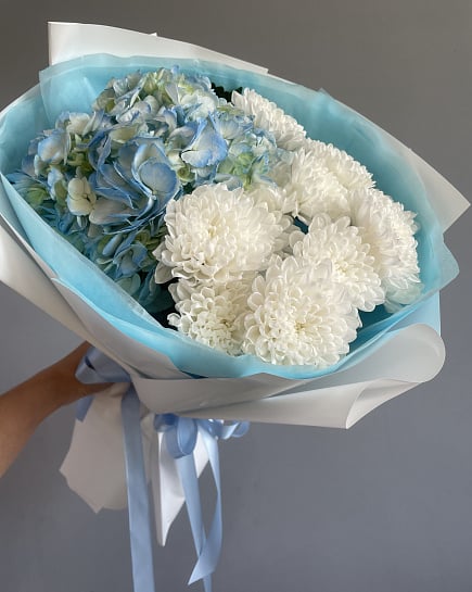 Небесная свежесть: гортензия и хризантемы with delivery to Astana
