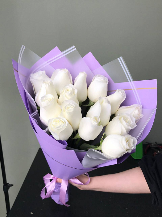 Букет цветов из 15 белых голландских роз