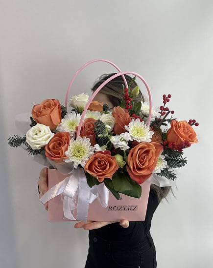 Оранжевые розы с гиперикумом в коробке с доставкой по Астане