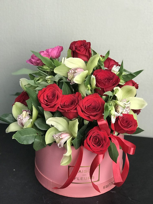 Микс-букет с розами и орхидеями Гордой красавице