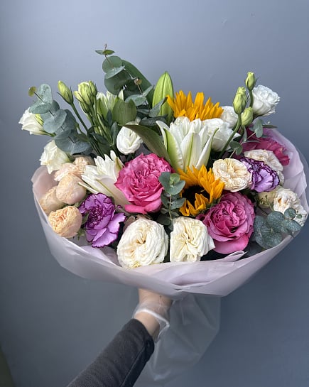 Солнечный микс с пионовидными розами и подсолнухами с доставкой по Астане