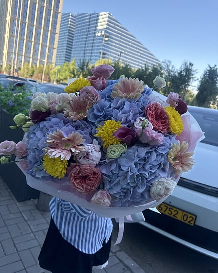 Яркий микс с гортензией и пионовидными розами с доставкой по Астане