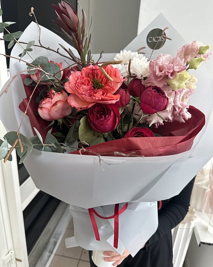 Розовый букет с пионовидными розами и протеей с доставкой по Астане