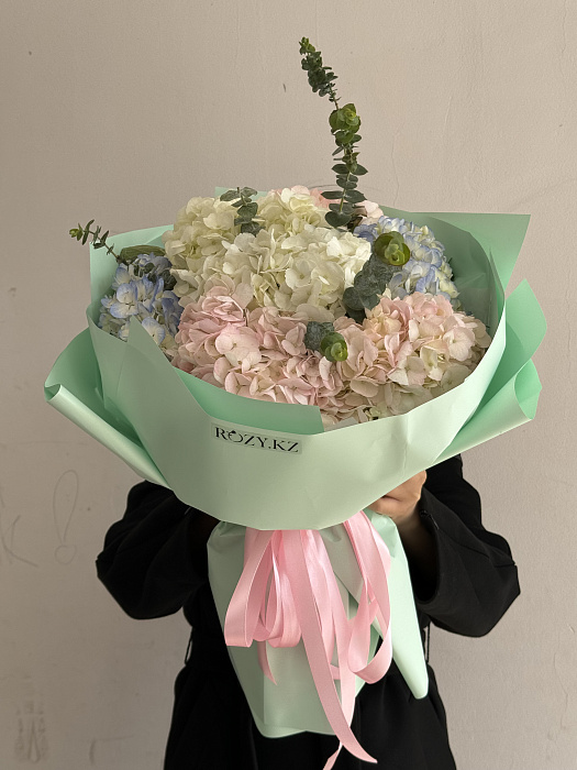 Mono bouquet of 7 hydrangeas with eucalyptus