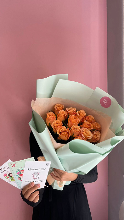 Mono-bouquet of roses with a postcard