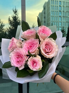 Маленький круглый букет розовых роз