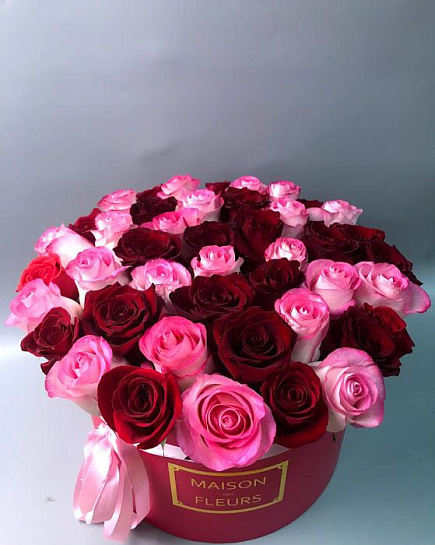 Яркие розы в изысканной коробке круглой формы с доставкой по Астане