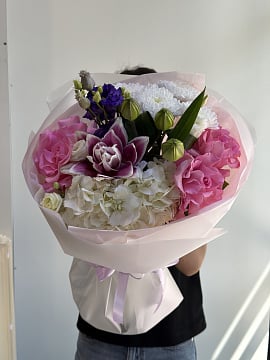 Цветочный микс с лилиями и розами
