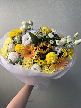 Желтый букет с подсолнухами и герберами