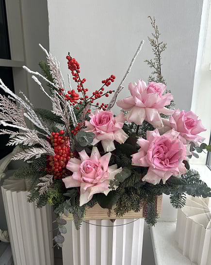 Зимний букет с пионовидными розами и гиперикумом с доставкой по Астане