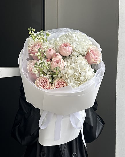 Зефирное облако из гортензий и пионовидных роз с доставкой по Астане