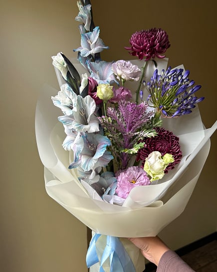 Большой асимметричный букет из гладиолусов, хризантем и агапантусов with delivery to Astana