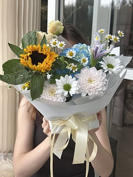 Круглый букет с подсолнухом гортензией и хризантемами