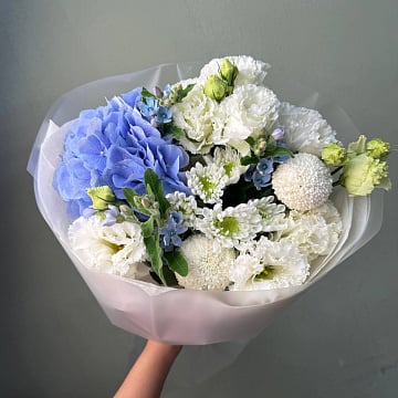 Нежный сине-белый букет
