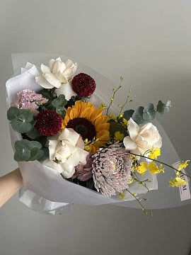 Асимметричный букет из желтых подсолнухов и роз