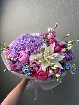 Сиреневый сад с гортензией и пионами