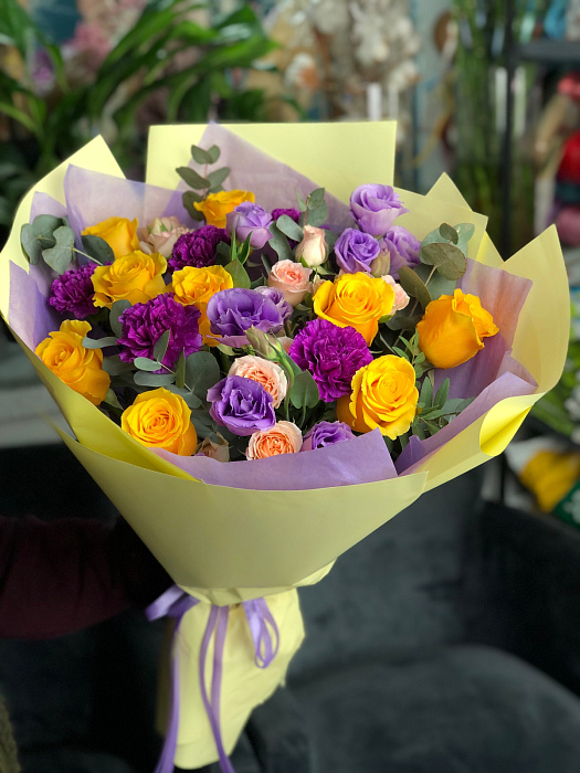 Bouquet of roses and carnations