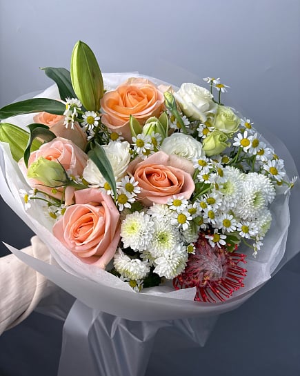 Нежный букет с пионовидными розами и протеей с доставкой по Астане