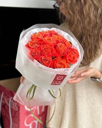 Моно букет из огненных роз в подарочной коробке с доставкой по Астане