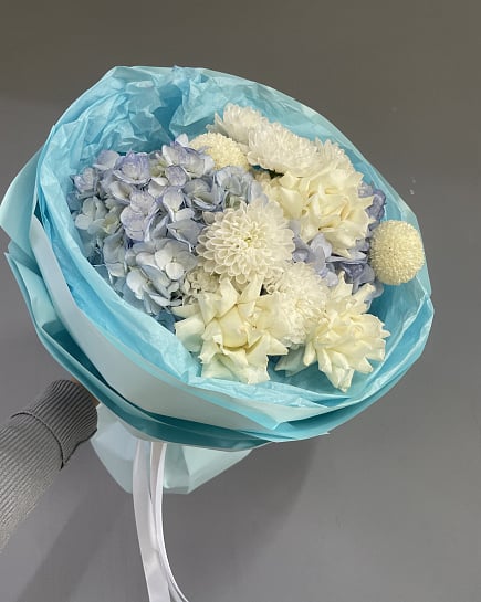 Круглый букет из гортензий и роз with delivery to Astana