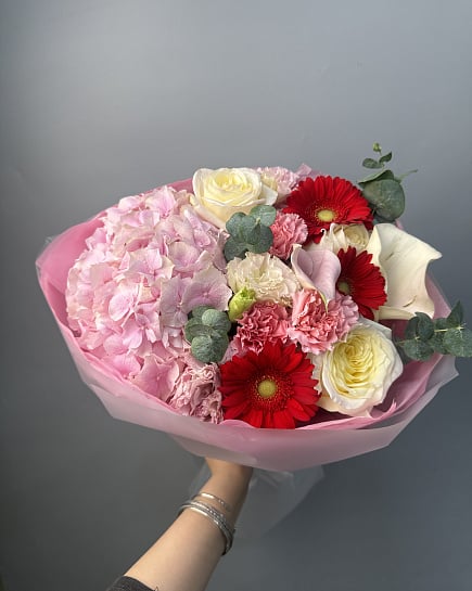 Яркий микс с гортензией и герберами с доставкой по Астане