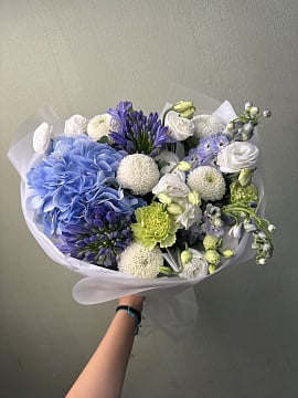Круглый сине-белый букет с гортензией