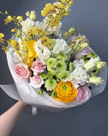 Яркий букет с ранункулюсом, розами и орхидеями с доставкой по Астане