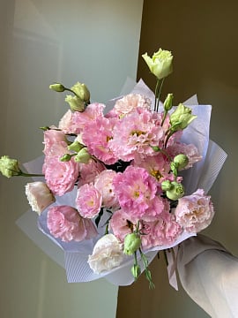 Розово-белый круглый букет из эустомы