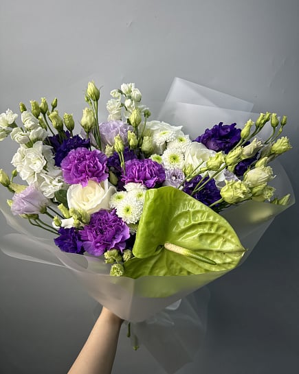 Фиолетово-белый контраст с антуриумом с доставкой по Астане