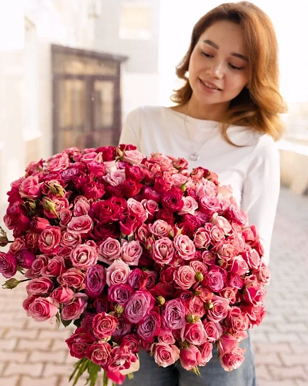 An armful of spray roses with delivery to Astana