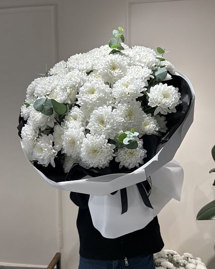 Белоснежные хризантемы с эвкалиптом с доставкой по Астане