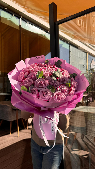 Bouquet with French roses and eucalyptus