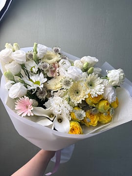 Солнечная палитра с каллами и эустомой