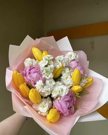Весенний букет из желтых тюльпанов и розовых пионов с доставкой по Астане
