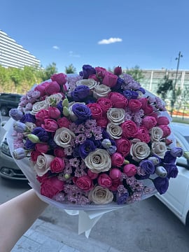 Сиренево-розовый микс из кустовых роз и эустомы