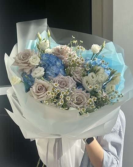 Небесная гармония с гортензией и розами with delivery to Astana