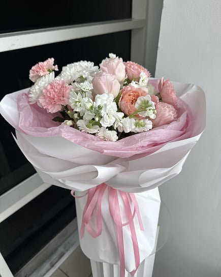 Нежный букет из розовых гвоздик и пионовидных роз с доставкой по Астане