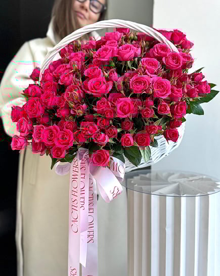 Идеальная корзина с кустовыми розами (размер L) с доставкой по Астане