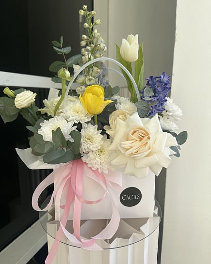 Весенний букет с желтым тюльпаном и розами с доставкой по Астане