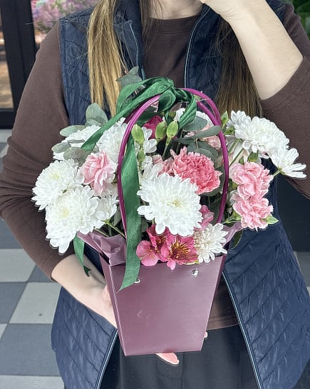Цветочный комплимент в сумочке с доставкой по Астане