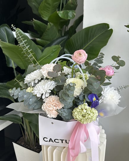 Весенняя палитра с ранункулюсами с доставкой по Астане