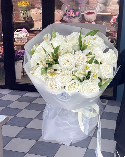 Белоснежный букет из роз с альстромерией с доставкой по Астане