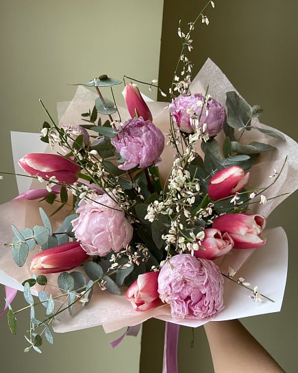 Весенний букет из розовых пионов и тюльпанов с доставкой по Астане