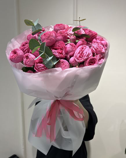 Розовый букет из пионовидных и кустовых роз с эвкалиптом с доставкой по Астане