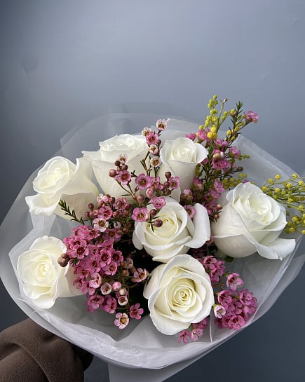 Белые розы с розовым озотамнусом с доставкой по Астане