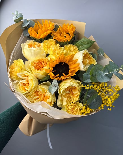 Солнечный букет с подсолнухами и пионовидными розами с доставкой по Астане