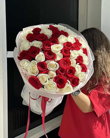 Классический дуэт: красно-белые розы with delivery to Astana