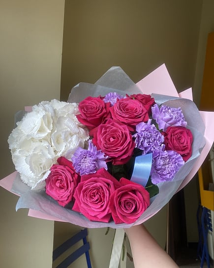 Контрастный букет с гортензией и розами с доставкой по Астане